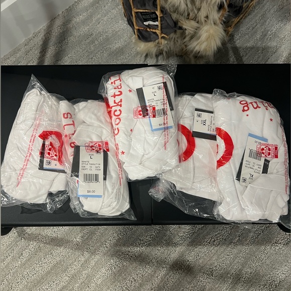 NWT Grayson/Threads Holiday T-Shirt It’s Beginning To Look A Lot Like Cocktails. - Picture 4 of 4